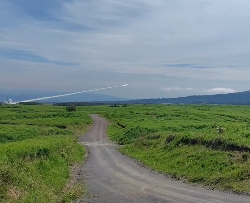  駐日美軍在靜岡縣東富士演習場實施美國海軍陸戰隊高機動火箭砲系統（HIMARS，海馬士）射擊訓練。 圖：翻攝「X」@ModJapan_jp 