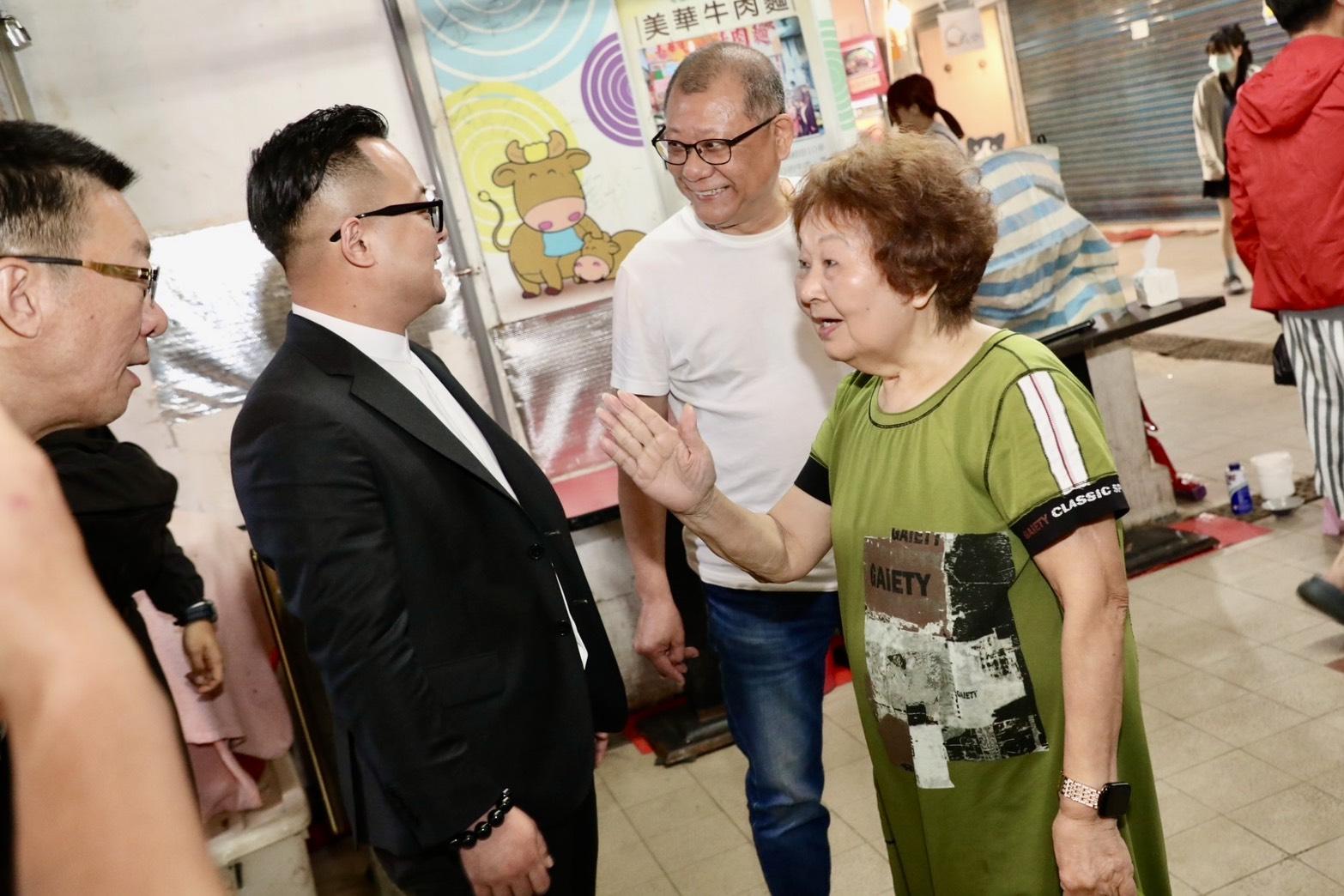 童子瑋與市民互動。圖：童子瑋辦公室/提供