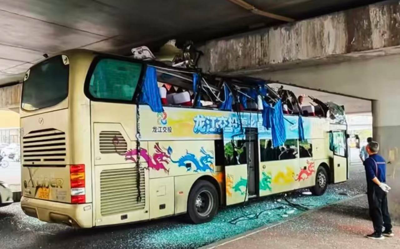 (影)疑走錯車道 哈爾濱雙層巴士慘遭「削頂」