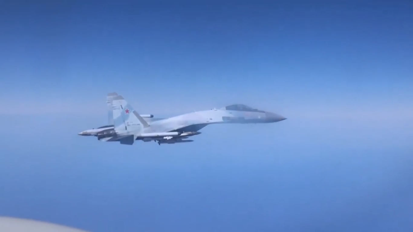 英國皇家空軍一架 RC-135W 「鉚接」（Rivet Joint）電子偵察機日前在北約東翼地區執行飛行任務時，遭兩架俄軍軍機攔截。 圖：擷取自 @visionergeo X 分享影片 