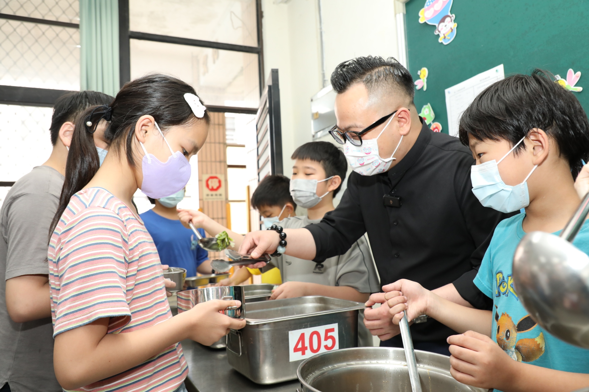  童子瑋很關心學生免費午餐的品質。圖：童子瑋辦公室/提供