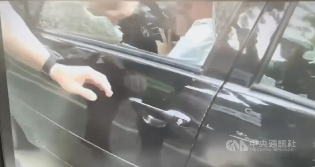 自小客車形跡可疑拒檢 台中警破窗攔阻仍遭逃逸