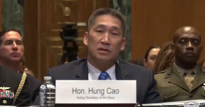  美國海軍代理部長高雄（Hung Cao）週四表示，由於川普政府與伊朗之間的戰爭，美國將暫緩一項對台灣價值 140 億美元的軍售案。 圖：翻攝自Ｘ 