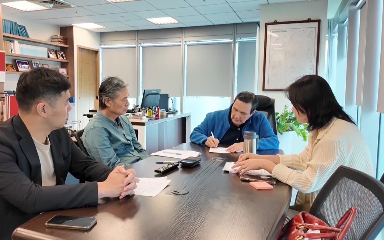  馬英九手寫聲明稿，駁斥馬英九基金會前執行長蕭旭岑的失智指控。 圖：擷取自馬英九基金會提供影片 