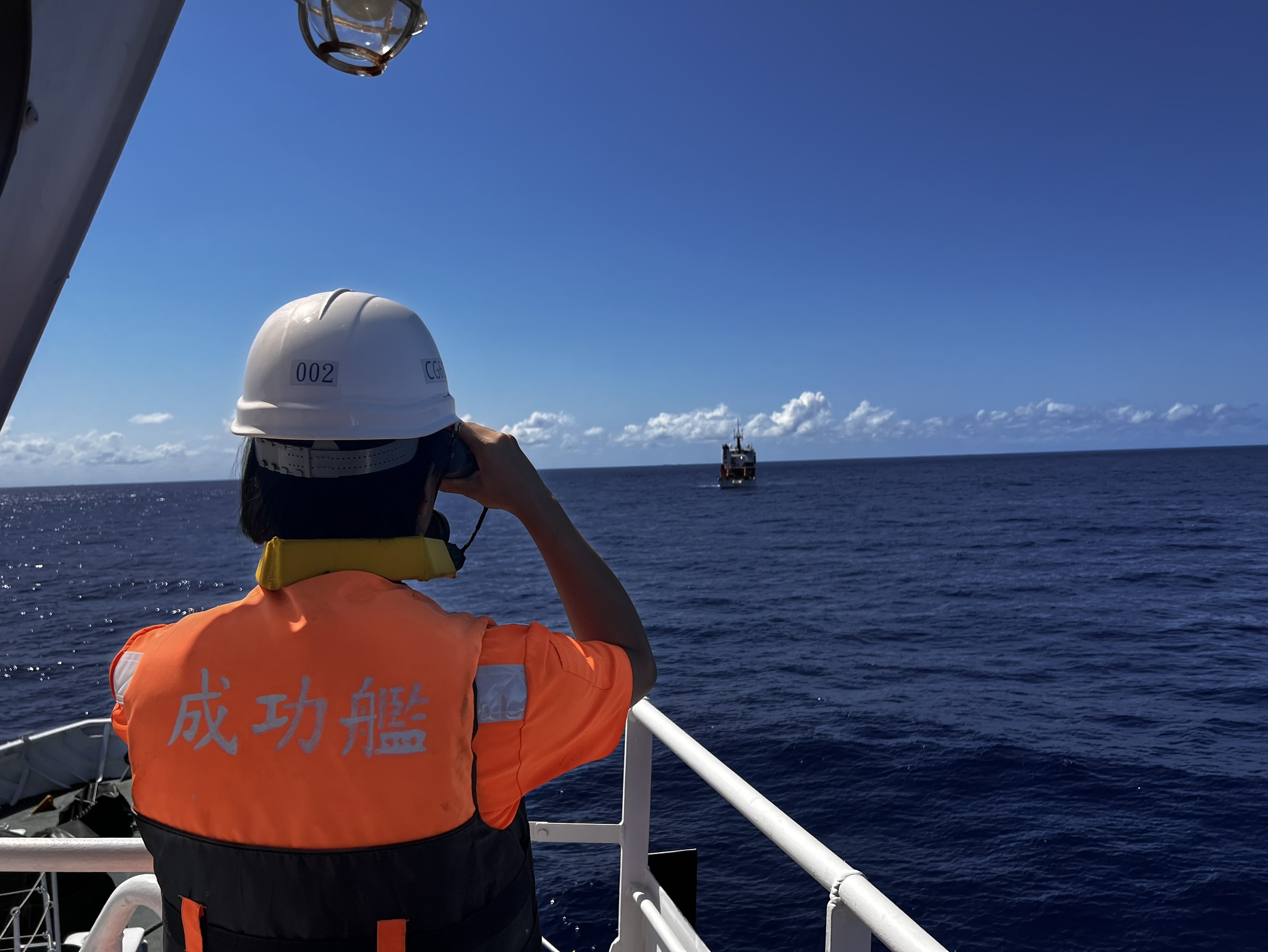  海巡成功艦監控同濟號 圖：海巡署提供 
