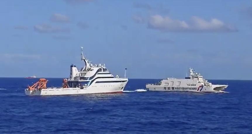 蘭嶼艦繞行造浪橫越同濟號船艏進行干擾 圖：海巡署提供 