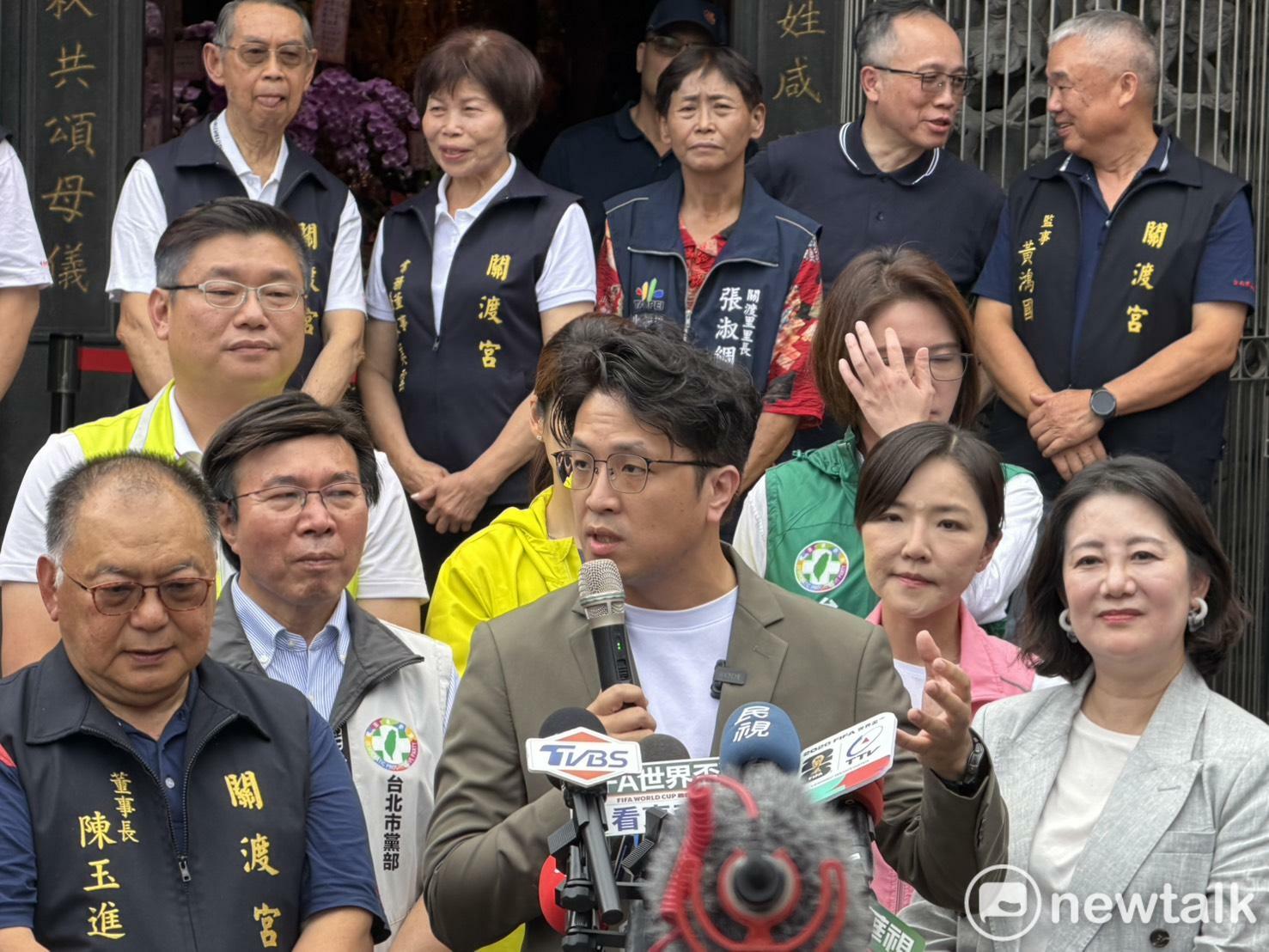 沈伯洋赴台北市關渡宮參香祈福， 圖：高逸帆／攝 