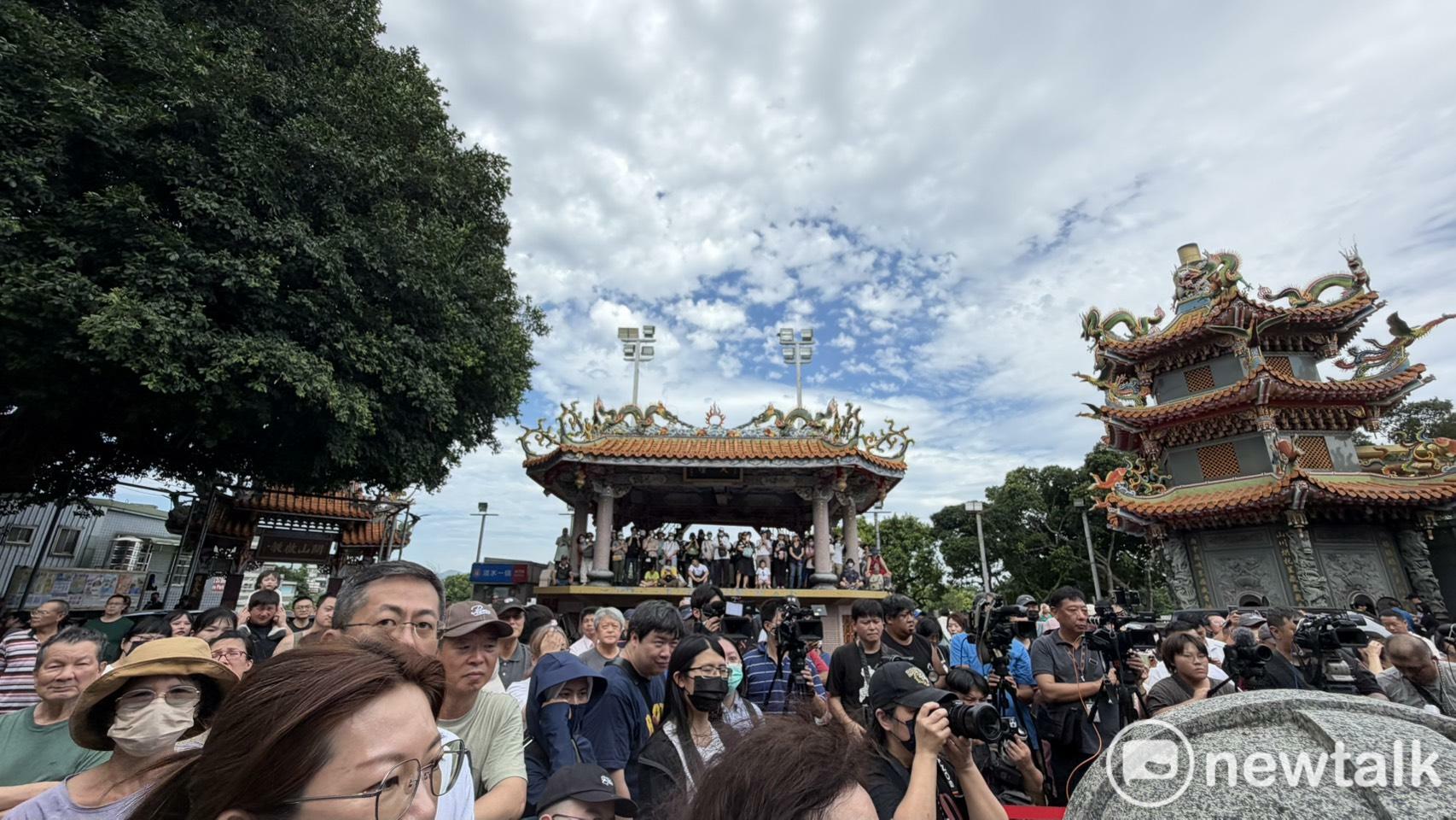 現場約百位民眾來看沈伯洋。 圖：高逸帆／攝 