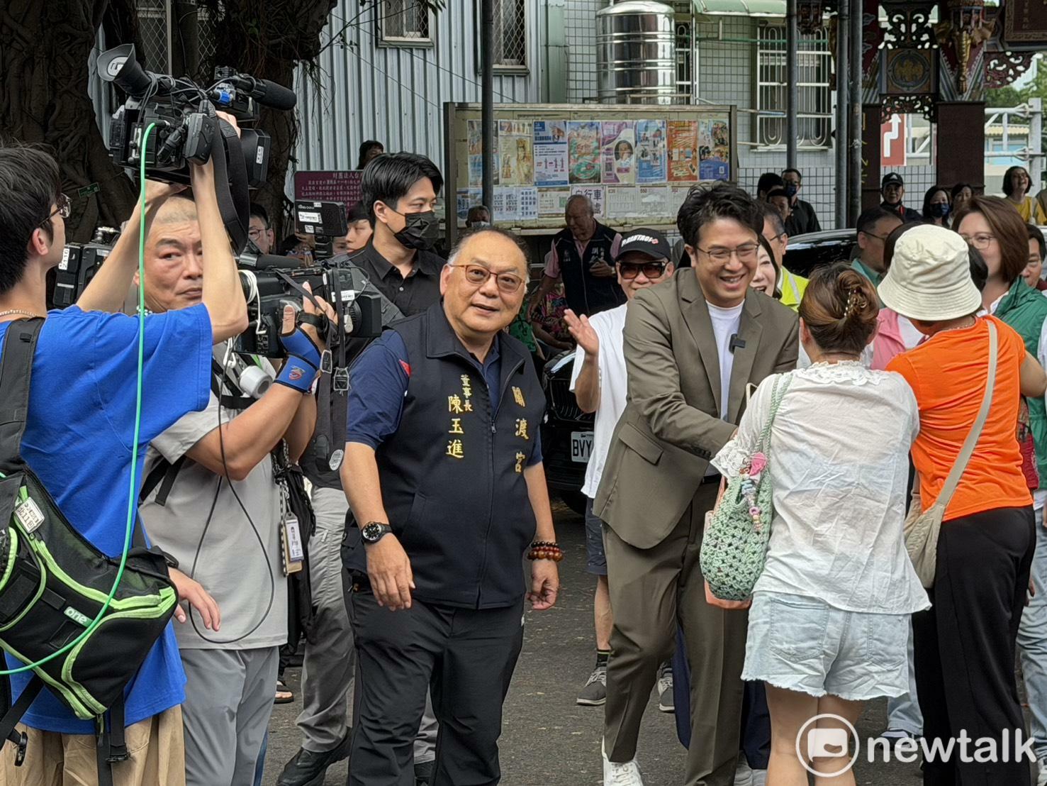  民眾搶跟沈伯洋握手。 圖：高逸帆／攝 