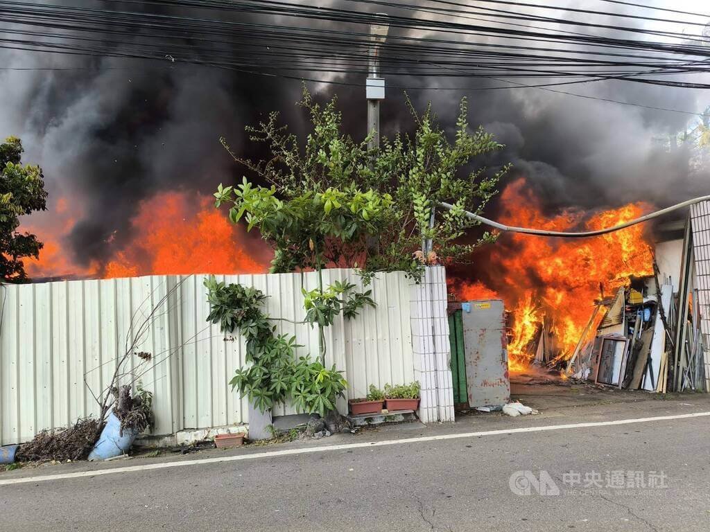 台中大里鐵皮工廠火警 火勢猛烈濃煙竄天無人傷