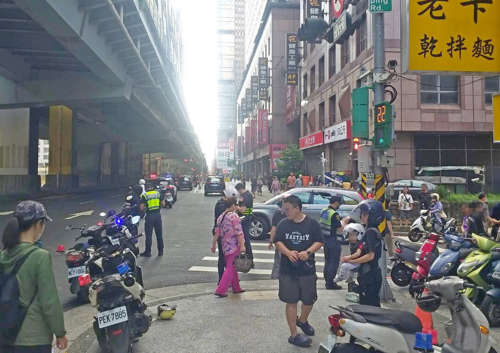 新北中和車禍涉毒駕 汽車撞擊機車2人送醫