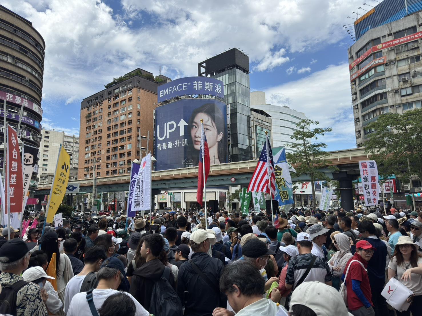  民團舉辦「真和平，要國防」遊行，有破萬人參與。 圖：高逸帆／攝 