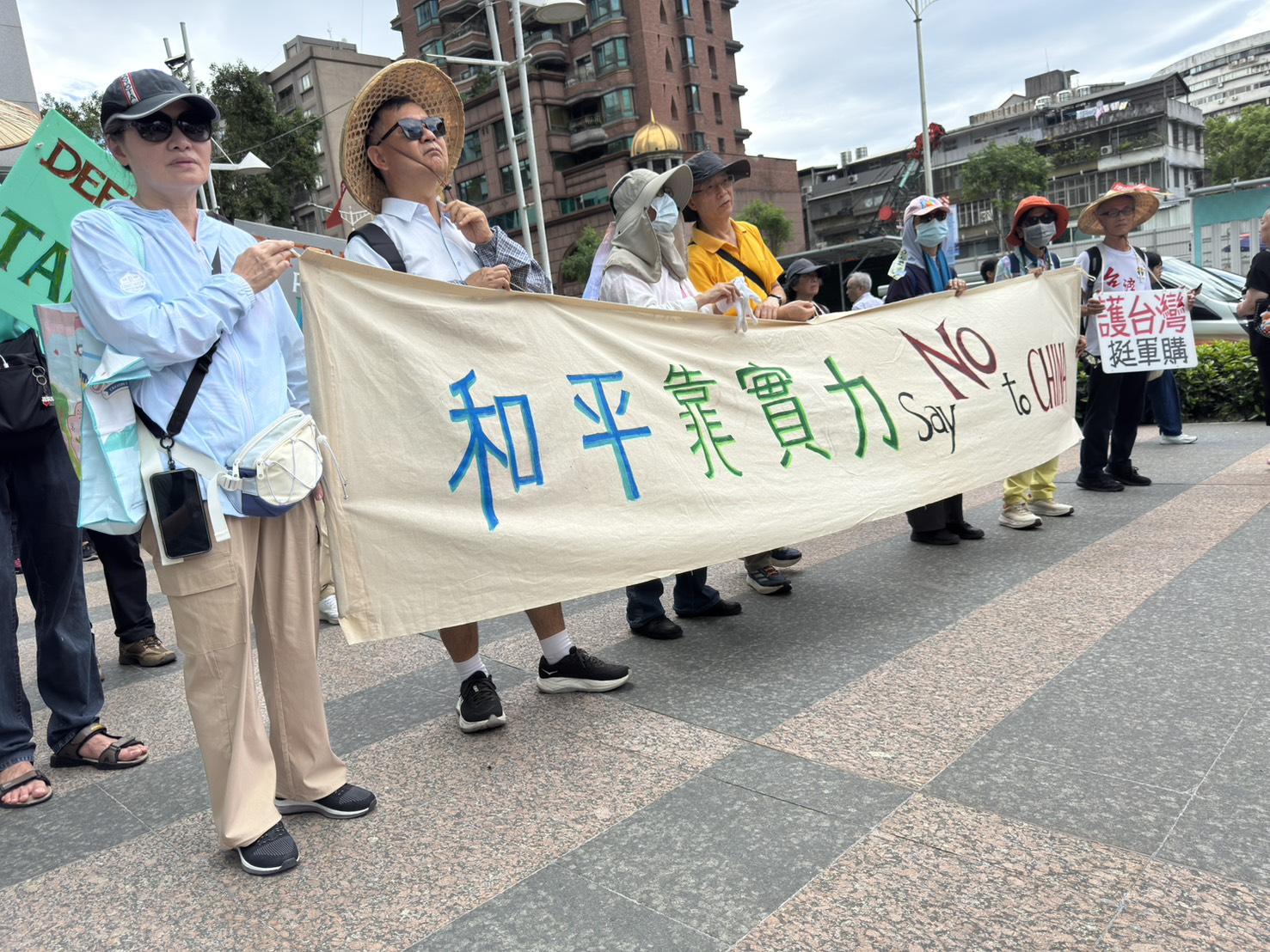  民團舉辦「真和平，要國防」遊行，有破萬人參與。 圖：高逸帆／攝 