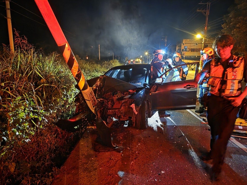 花蓮光復自小客車自撞 駕駛受困救出不治