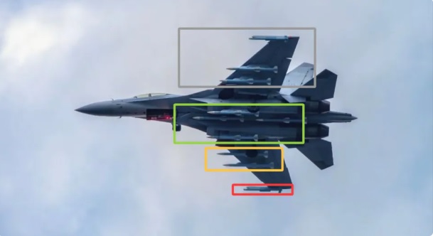  近期一張解放軍殲-16 戰機攜帶 8 枚霹靂-15 中遠程空對空導彈的照片引發全球網友廣泛關注，有專家分析指出，解放軍正在打造屬於自己的「野獸模式」，並將殲-16 作為作戰體系的火力來源。 圖：翻攝自 騰訊網 武器鑒賞 