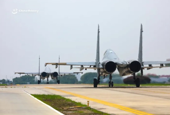  雖然解放軍正不斷擴大隱身戰機的裝備範圍，但殲-16 等非隱形戰機的生產線並未遭島終止，規模反而越來越大。 圖：翻攝自 騰訊網 武器鑒賞 