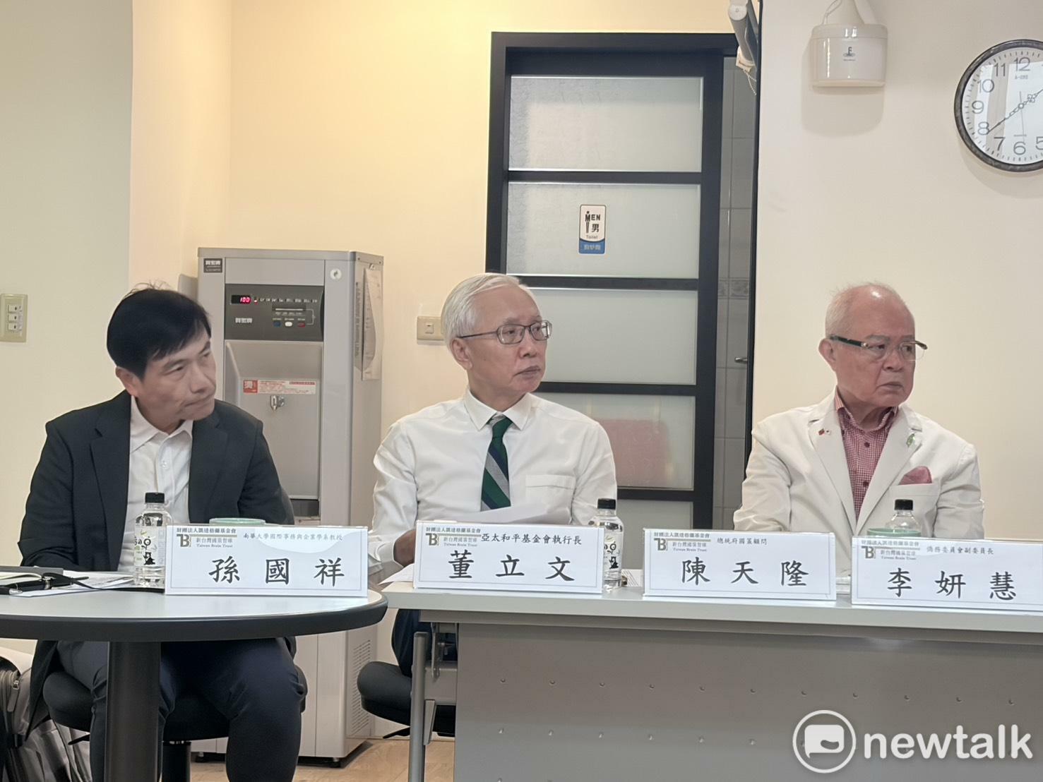  亞太和平基金會執行長董立文（中）。 圖：李宣萱/攝 