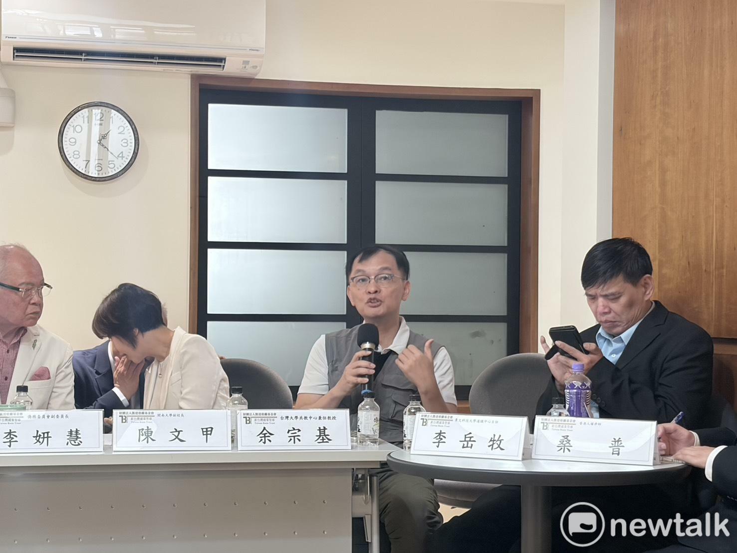  台灣大學共教中心教授余宗基（中）。 圖：李宣萱/攝 