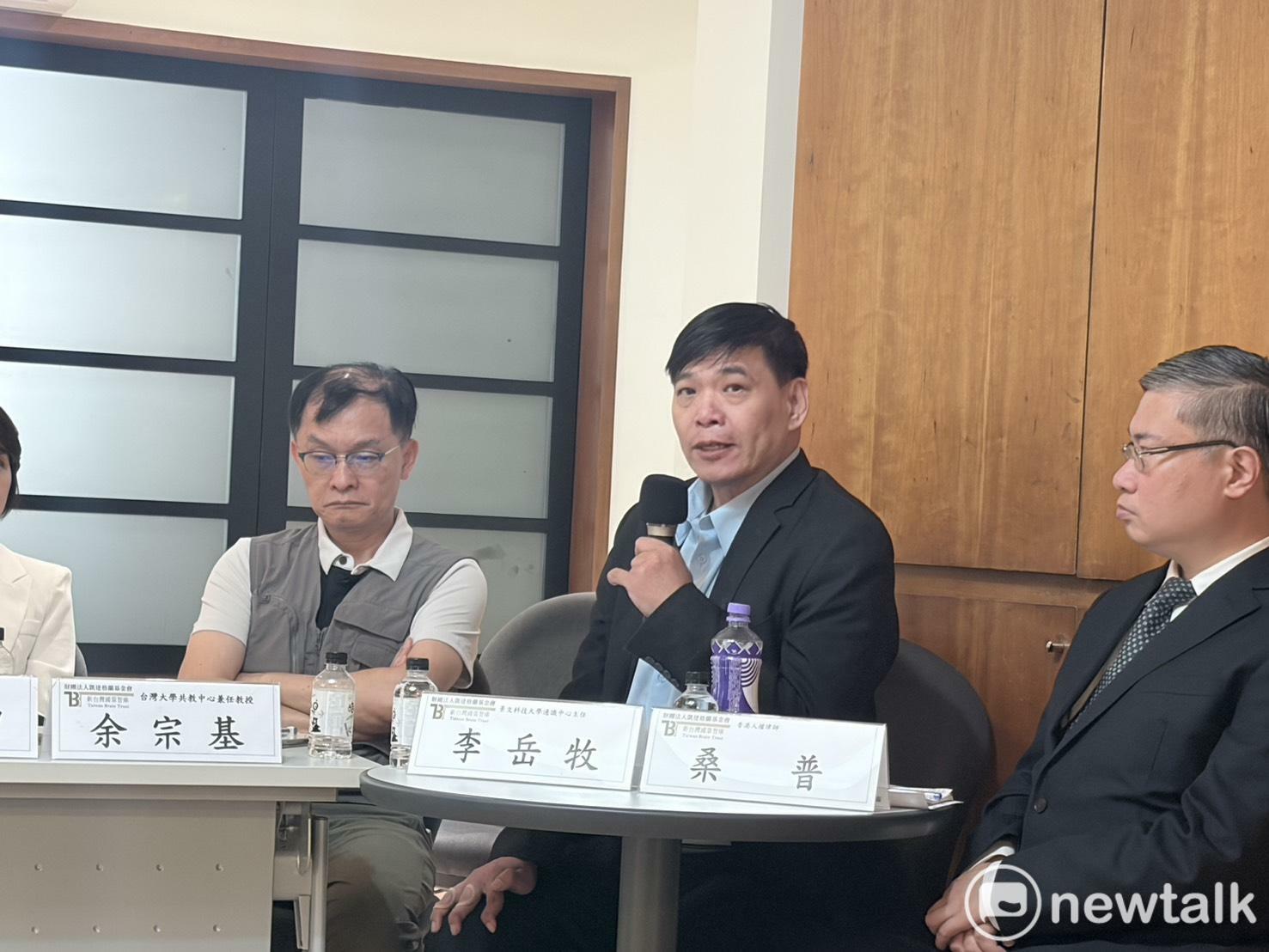  景文科技大學通識中心主任李岳牧（中）、香港人權律師桑普（右）。 圖：李宣萱/攝 