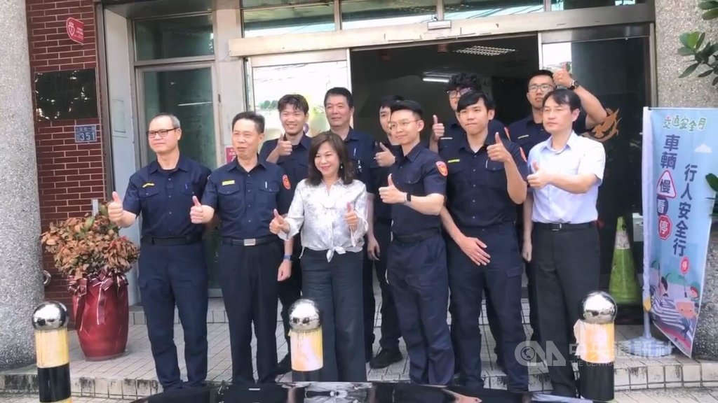 基隆7警查毒受傷 邱佩琳、童子瑋赴派出所慰問