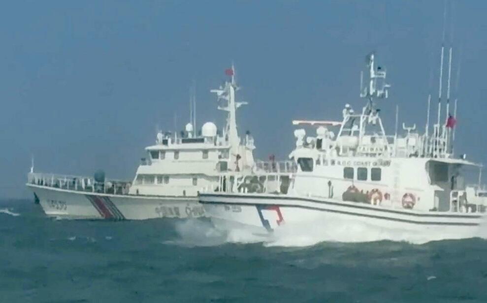 (影)中國海警4船侵擾金門限制水域 海巡1對1併航強勢驅離