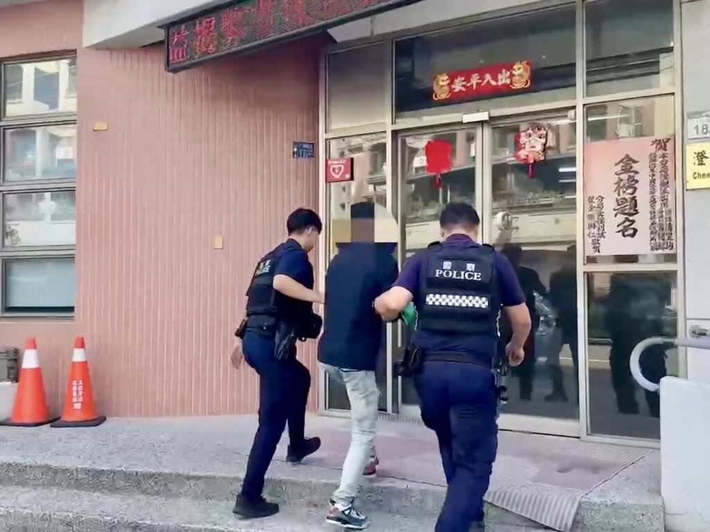 高雄警喬裝買家捕毒販 跨縣市逮人查獲毒品送辦