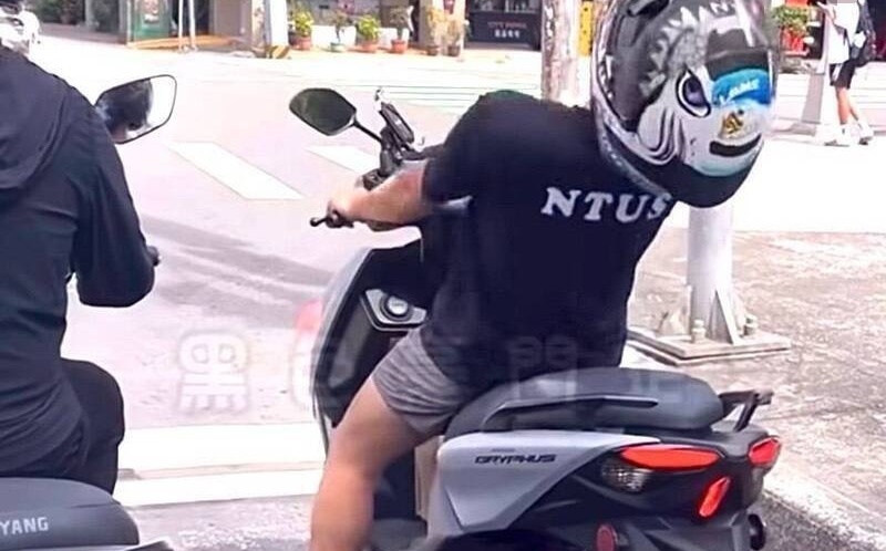 身體扭曲、仰頭疑毒駕引熱議!男大生:腳抽筋 警方證實烏龍一場