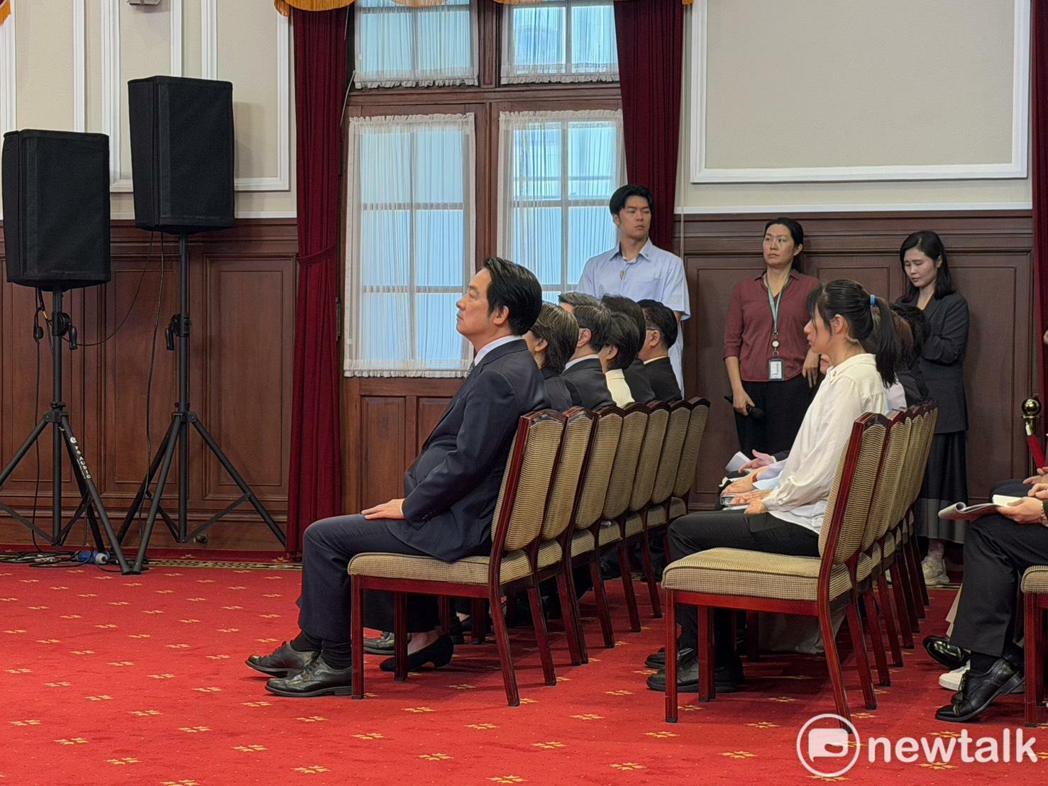  賴清德聽取行政院秘書長張惇涵簡報。 圖：高逸帆／攝 