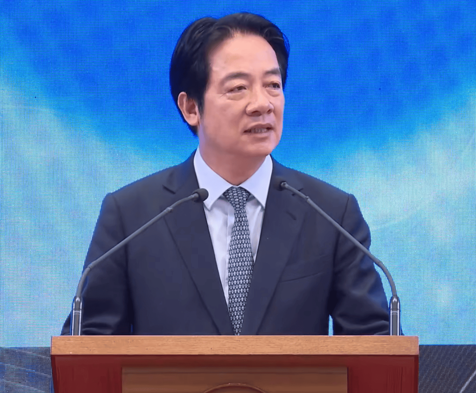中國國防部點名賴清德過去曾自稱「務實台獨工作者」，如今又聲稱「沒有台獨問題」，形容這是「被現實狠狠打臉後變換話術的重新偽裝」。 圖：翻攝總統府直播 