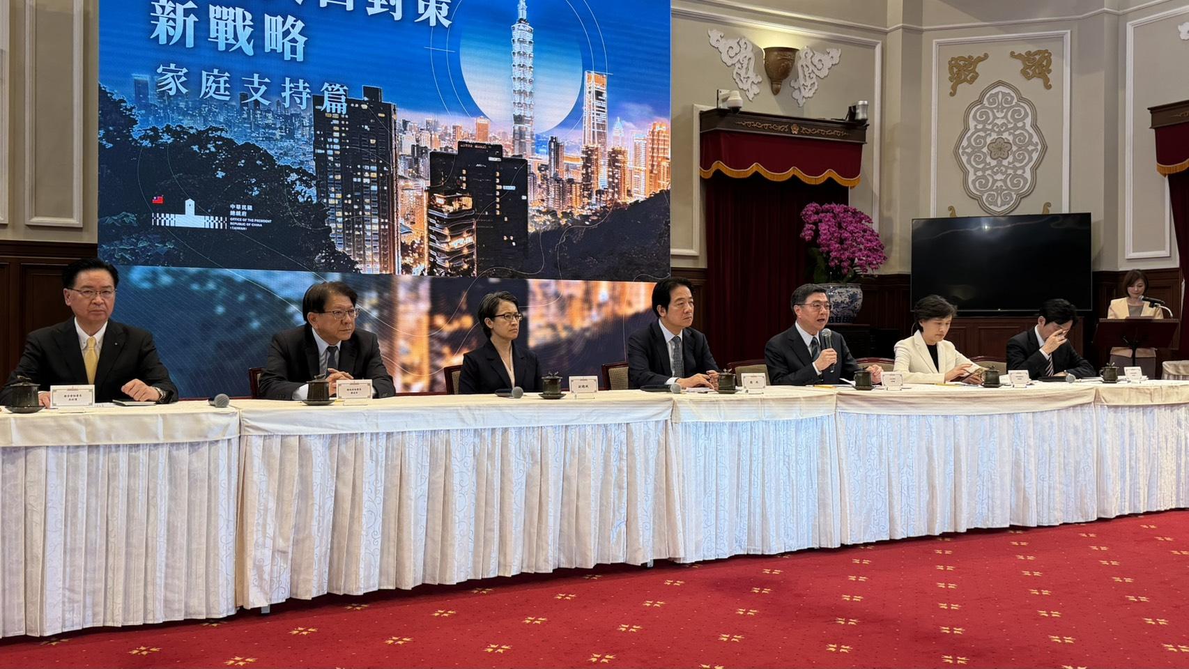  總統府27日舉行「台灣人口對策新戰略—家庭支持篇」國安高層會議會後記者會，總統賴清德、副總統蕭美琴以及行政院長卓榮泰等出席記者會。 圖：高逸帆/攝 