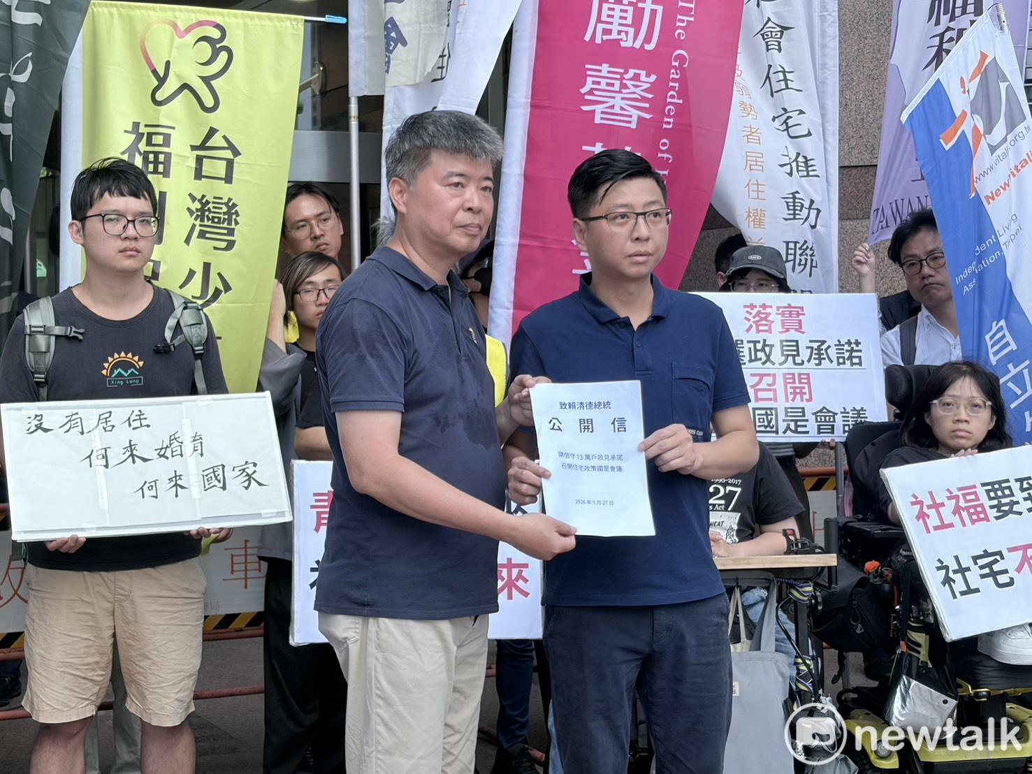  民進黨中央黨部社會運動部副主任（右）也到場接受民團的陳情書。 圖：李宣萱/攝 