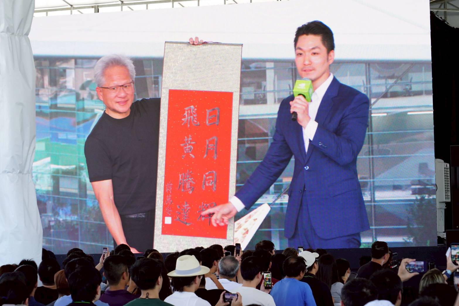  台北市長蔣萬安（右）今受邀出席輝達員工大會，與輝達執行長黃仁勳（左）同台。 圖：台北市政府 / 提供 