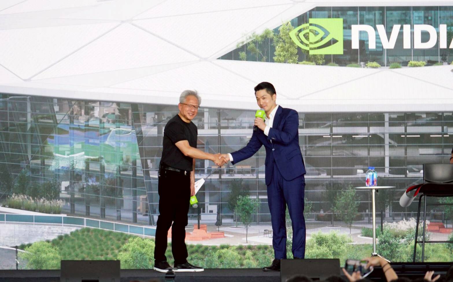 黃仁勳曝台灣總部2030啟用 笑問員工:總部這麼美還要WFH?
