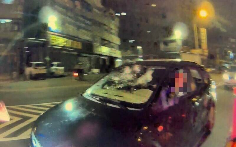 轎車擋風玻璃全碎繼續開!駕駛2毒品快篩陽性 女乘客瞎扯被笑
