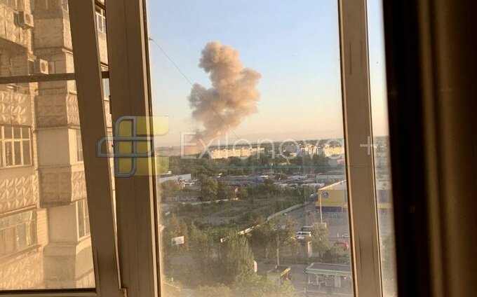 (影) 烏猛轟俄空軍基地! 俄境內2地、克里米亞海軍總部遇襲 竄出大濃煙