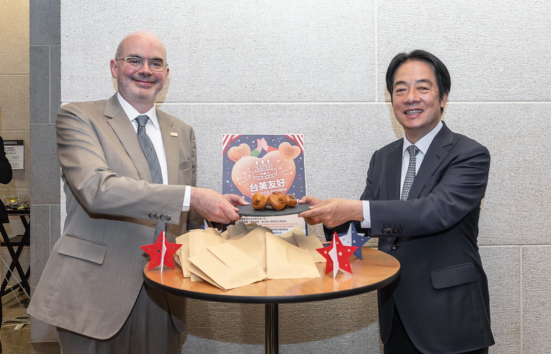  賴清德贈送台灣雞蛋糕慶祝美國250周年生日快樂。 圖：總統府提供 