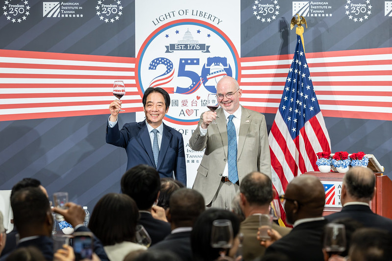  賴清德與AIT處長谷立言一起舉杯慶祝。 圖：總統府提供 