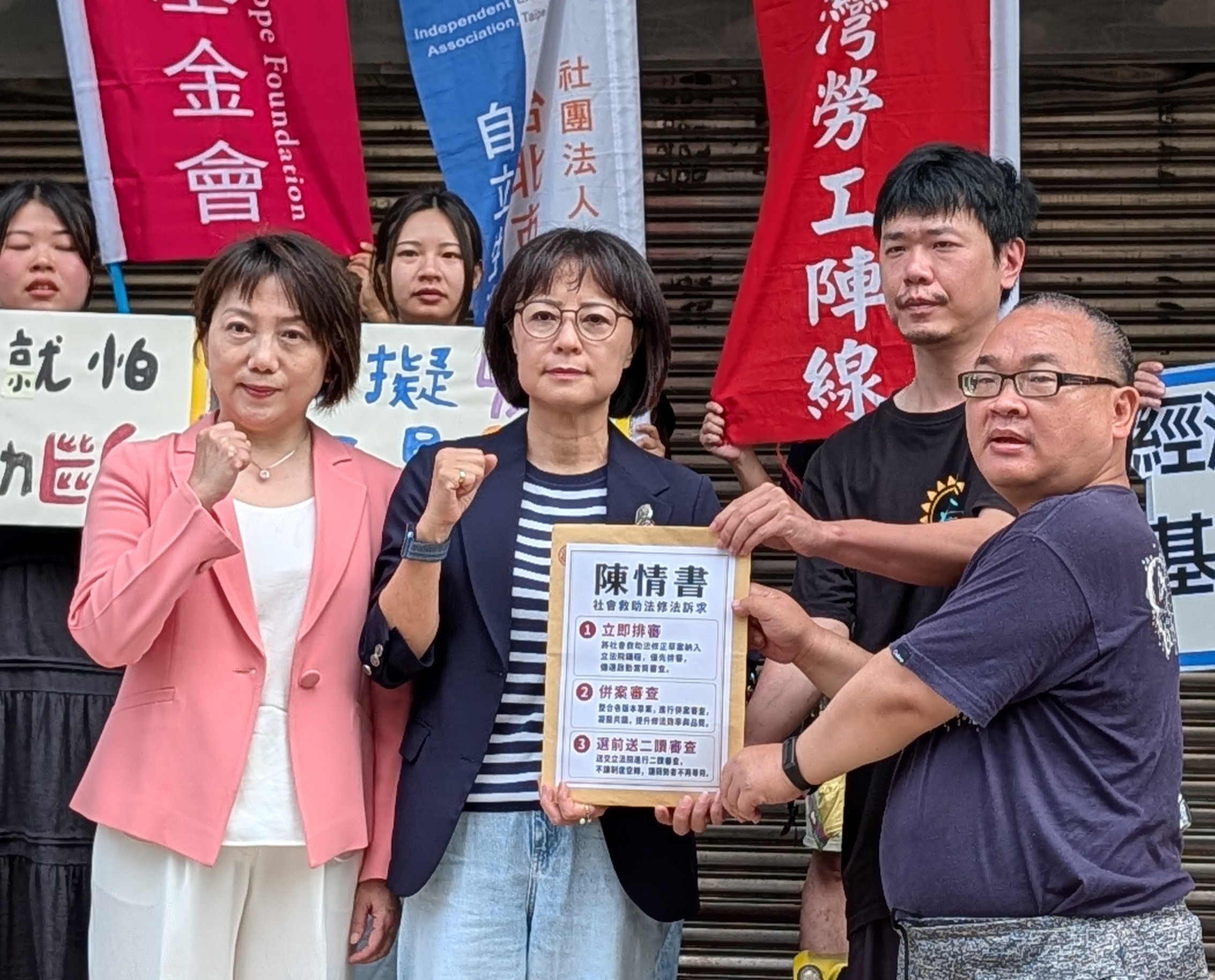  民進黨立委范雲（左）與立委林月琴（中）也現身記者會，並接受民團之陳情書。 圖：台灣勞工陣線 提供 