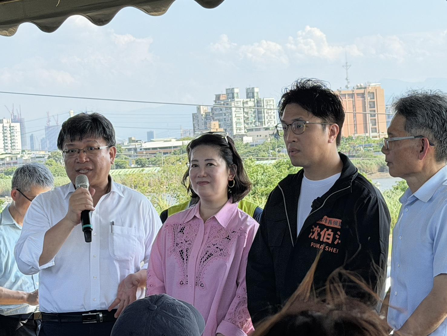  台電董事長曾文生（左一）、立委吳思瑤（左二）、沈伯洋（右二）、經濟部次長賴建信（右一） 圖：高逸帆／攝 