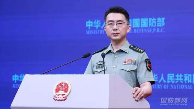  中國國防部舉行例行記者會，針對美國總統川普日前訪中期間談及台灣問題，以及總統賴清德相關回應，中國國防部新聞發言人蔣斌大校強硬表態，稱「台獨」與台海和平「水火不容」，並批評賴清德「變換話術重新偽裝」。 圖:翻攝自鳳凰網 