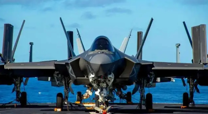  摺疊了機翼，停放在航母甲板上的F-35C戰機。 圖 : 翻攝自矚望雲霄 