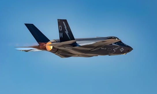  F-35戰機尾部引擎噴出高溫。 圖 : 翻攝自h5.ifeng 