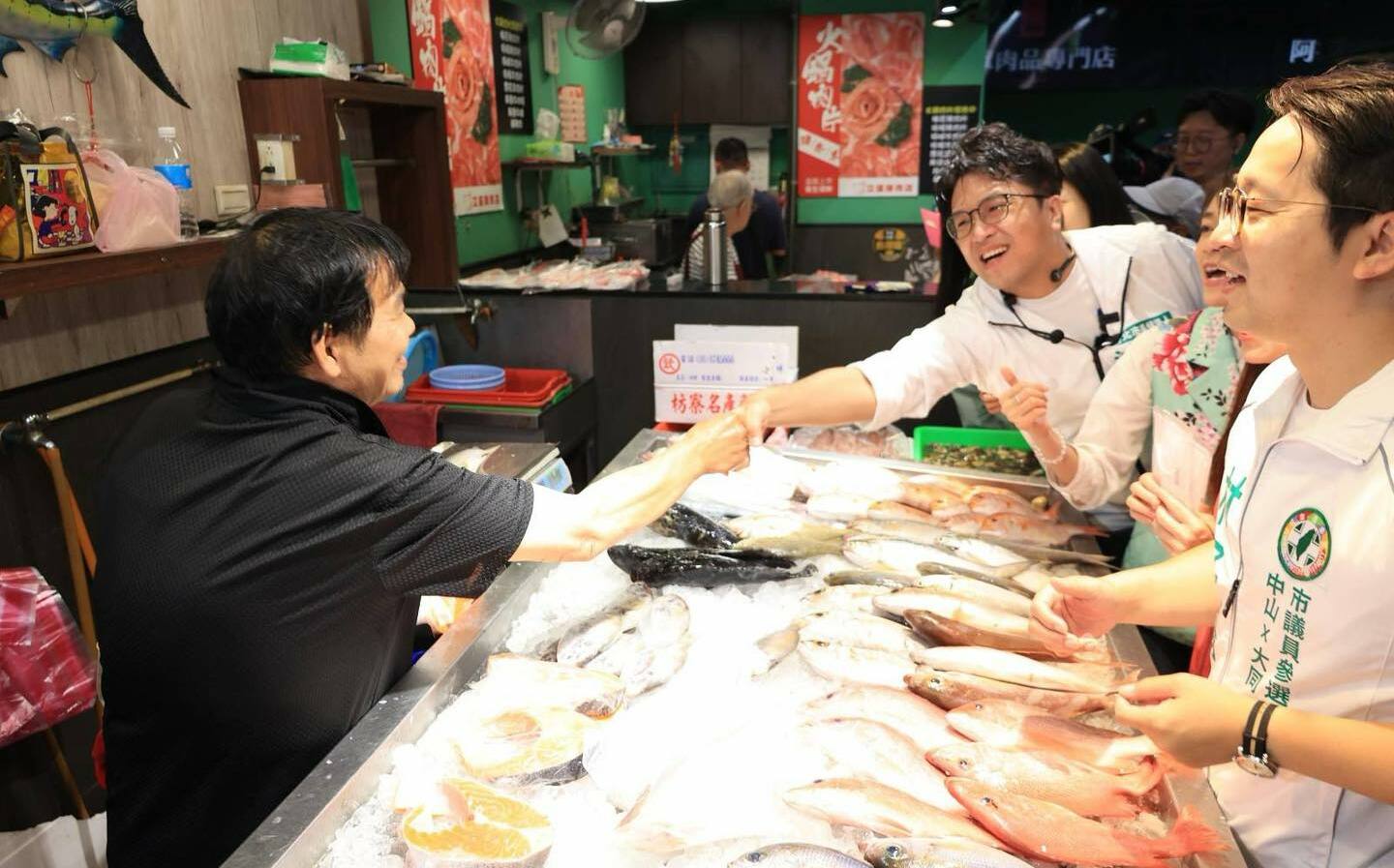 走訪大龍市場!沈伯洋訪攤商批市府關心不足:很難講出「沒特色」這種話