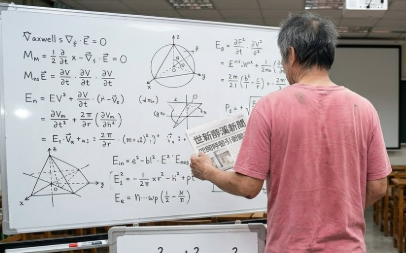 神展開!醉男闖世新講台「解畢氏定理」後瀟灑離開 網友疑:難道是隱形高手?