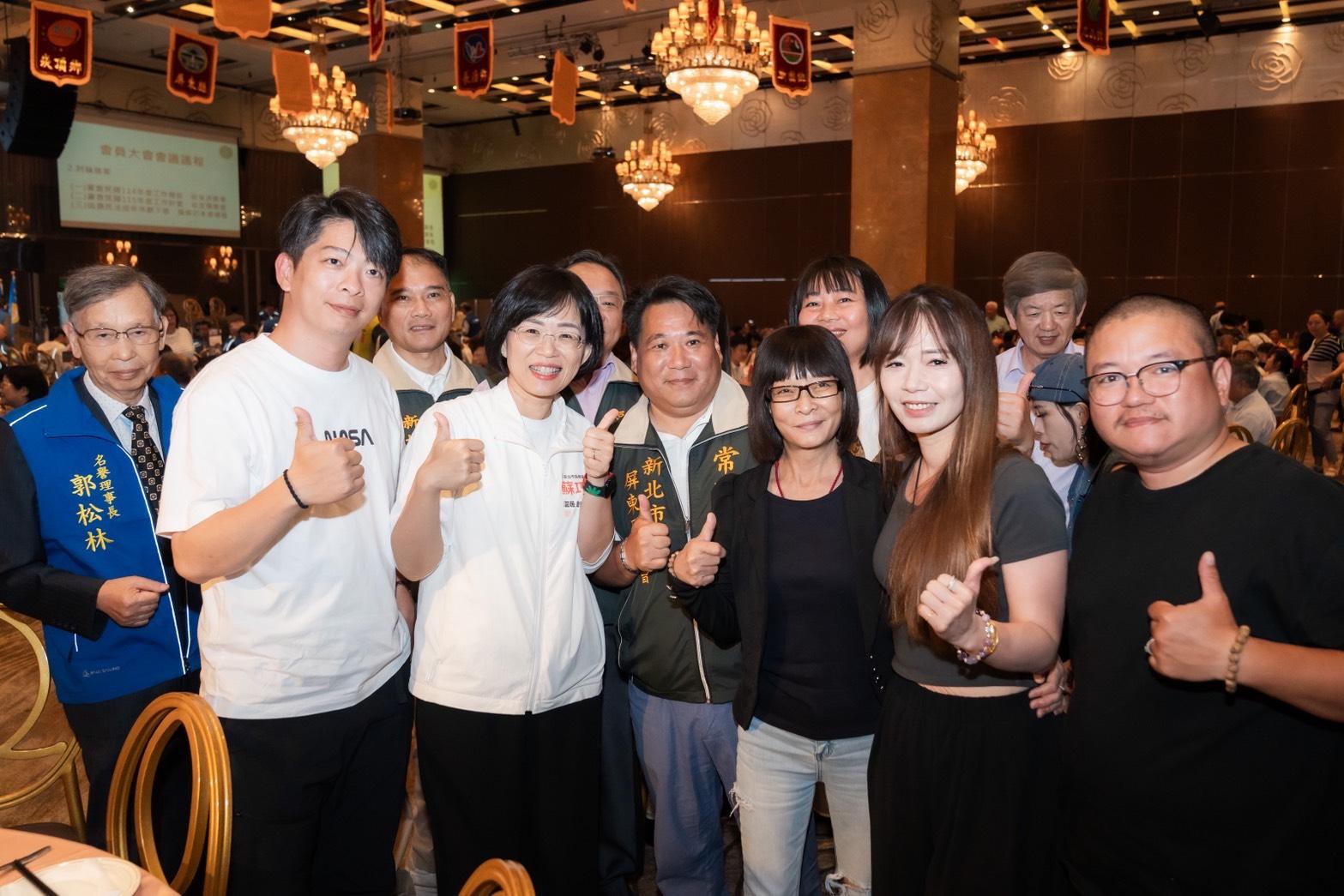 許多屏東鄉親爭相和蘇巧慧合影，更高喊「市長好」！ 圖：蘇巧慧競選辦公室提供 