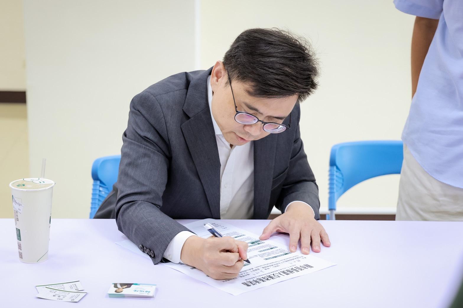  賴瑞隆成為首位簽署「2026縣市首長交通改善承諾白皮書」的2026縣市長候選人。 圖：下一代人本交通促進會 提供 