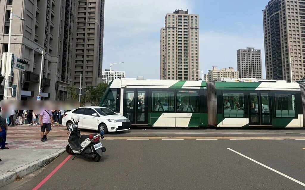 轎車闖紅燈撞上高雄輕軌 女駕駛遭法辦、捷運公司也擬求償