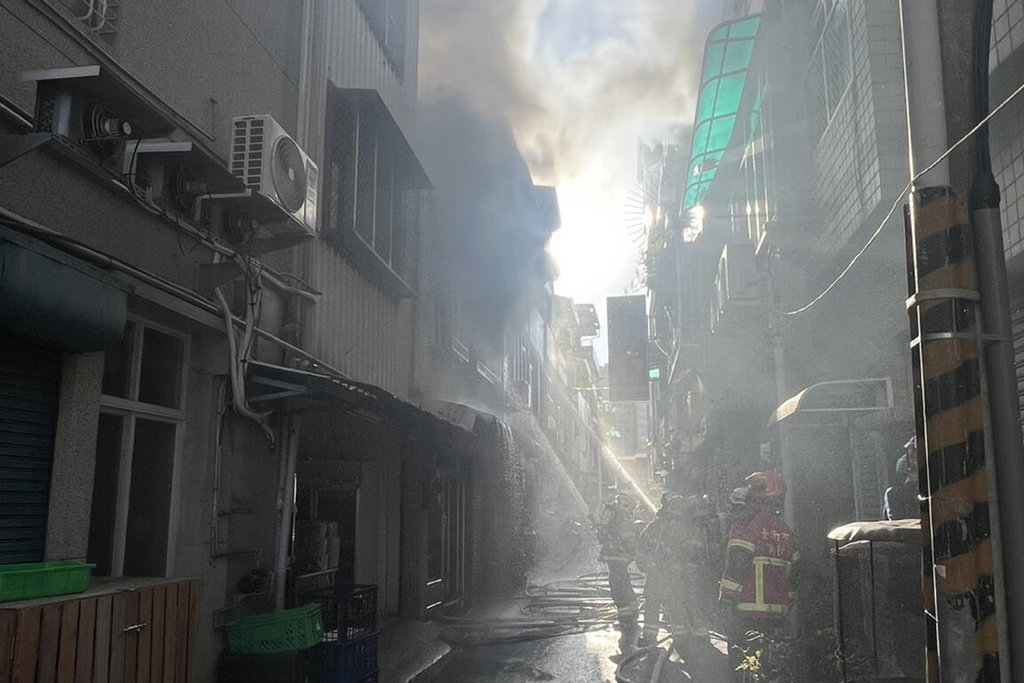 台南鬧區餐廳火警冒煙 人員及時疏散未釀傷亡