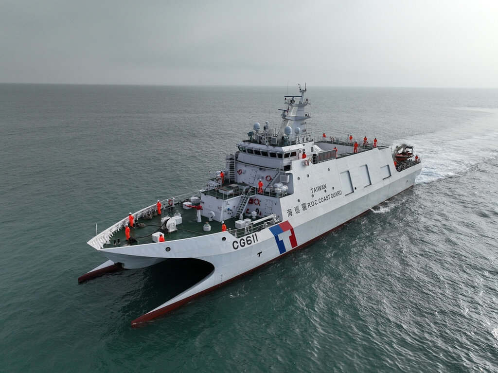 海巡:中國海警船航行限制水域外 長濱艦併航監控