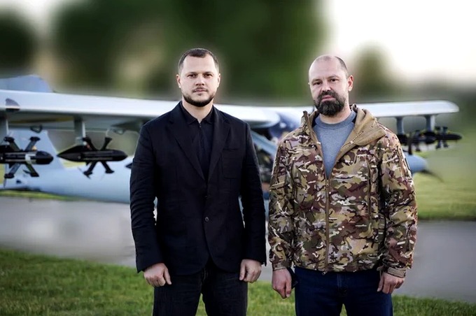  烏軍也針對國產的民用雙人座飛機進行改裝，將其升級成可攜帶 6 枚 FPV 無人機的「空中母機」。 圖：翻攝自 @__Inty__ X 帳號 